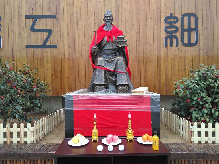 煙臺榮豐家俱公司 《魯班像》（玻璃鋼）